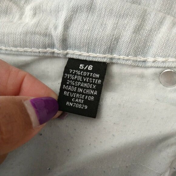 Rue 21 Denim Jean Shorts Women Size 6 Light Wash Ripped Cuffed Flap Pockets - Picture 6 of 9